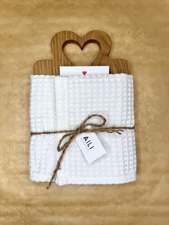 Dāvanas komplekts - ozolkoka maizes dēlītis un mīksts vafeļauduma dvielītis skaistā kartona kastītē